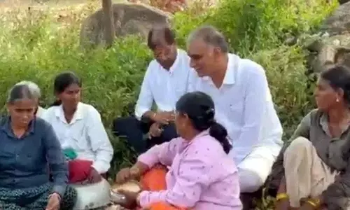 Harish Rao ने खेतों में साड्डी खा रहे किसानों से बातचीत की Harish Rao ने खेतों में साड्डी खा रहे किसानों से बातचीत की