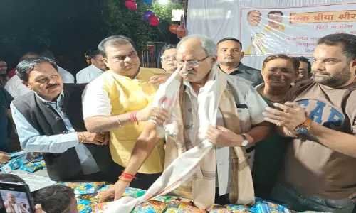 सिंधी काउंसिल ने मरीन ड्राइव पर किया निशुल्क दीया, रंगोली और फटाके का वितरण, बृजमोहन अग्रवाल हुए थे शामिल