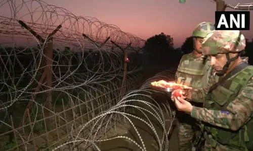 BSF जवानों ने नियंत्रण रेखा पर मनाई दिवाली BSF जवानों ने नियंत्रण रेखा पर मनाई दिवाली
