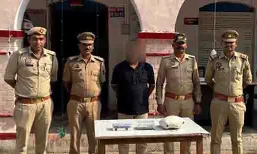 लखनऊ में फर्जी CRPF अधिकारी गिरफ्तार, नौकरी का झांसा देकर ठगी लखनऊ में फर्जी CRPF अधिकारी गिरफ्तार, नौकरी का झांसा देकर ठगी