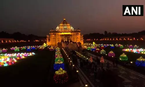 दीपावली पर स्वामीनारायण अक्षरधाम मंदिर रोशनी और भव्य सजावट से जगमगाया