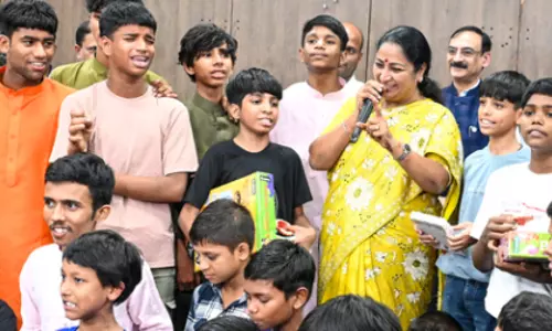दिल्ली की CM रेखा गुप्ता ने अनाथालय में बच्चों के साथ दिवाली मनाई