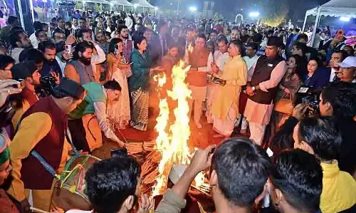 Uttarakhand की दिवाली: एक महीने तक चलने वाली प्राचीन पर्वतीय परंपरा Uttarakhand की दिवाली: एक महीने तक चलने वाली प्राचीन पर्वतीय परंपरा