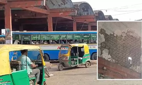 Howrah स्टेशन के पास बस स्टैंड पर छत का एक हिस्सा गिरा