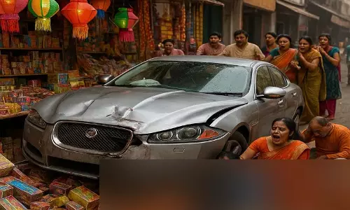 Jaguar ने दिवाली खरीददारो को रौंदा, एक की 1 मौत, 6 घायल Jaguar ने दिवाली खरीददारो को रौंदा, एक की 1 मौत, 6 घायल
