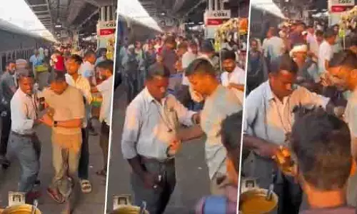Jabalpur: UPI पेमेंट फेल, समोसा विक्रेता ने स्मार्टवॉच दी यात्री को Jabalpur: UPI पेमेंट फेल, समोसा विक्रेता ने स्मार्टवॉच दी यात्री को