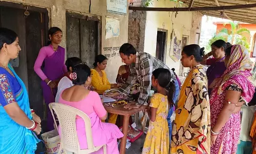 जमी हुई खिचड़ी का संकट गांव में, आधी रात से ही हालात गंभीर