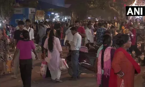 दिवाली से पहले सरोजिनी नगर में बाजार में भारी भीड़, खरीदारी का उत्सा दिवाली से पहले सरोजिनी नगर में बाजार में भारी भीड़, खरीदारी का उत्सा