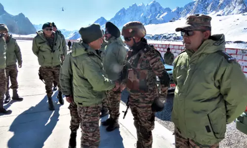 सेना प्रमुख जनरल द्विवेदी ने Uttarakhand में अग्रिम चौकियों का दौरा किया