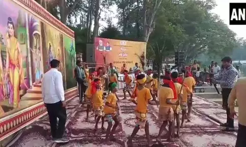 मुख्यमंत्री मोहन यादव ने मंदाकिनी घाट पर दीपदान किया, बच्चों को उपहार वितरित