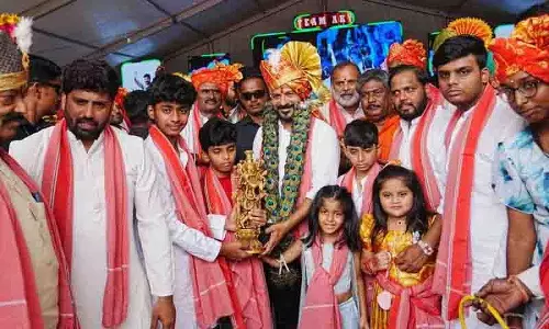 मोर के पंखों से बनी माला को लेकर CM रेवंत रेड्डी विवादों में