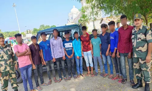 त्रिपुरा में BSF ने 21 अवैध प्रवासी पकड़े, जिनमें 11 बांग्लादेशी और 10 रोहिंग्या शामिल त्रिपुरा में BSF ने 21 अवैध प्रवासी पकड़े, जिनमें 11 बांग्लादेशी और 10 रोहिंग्या शामिल