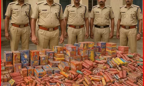 पुस्तक भंडार की आड़ में अवैध पटाखा कारोबार का भंडाफोड़, लाखों के पटाखे जब्त पुस्तक भंडार की आड़ में अवैध पटाखा कारोबार का भंडाफोड़, लाखों के पटाखे जब्त