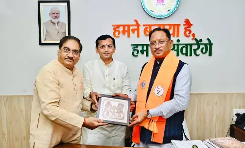 मुख्यमंत्री विष्णुदेव साय को काष्ठ निर्मित भगवान जगन्नाथ की कलाकृति की भेंट मुख्यमंत्री विष्णुदेव साय को काष्ठ निर्मित भगवान जगन्नाथ की कलाकृति की भेंट