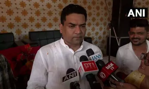 दिल्ली: मंत्री कपिल मिश्रा ने निर्माण स्थलों पर श्रमिकों के साथ मनाई दिवाली