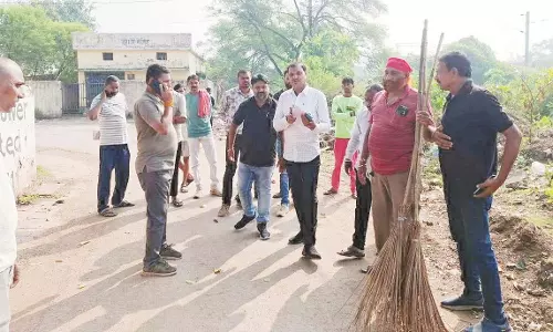 महापौर मधुसूदन यादव ने स्टेशन पारा-शिक्षक नगर वार्ड का किया निरीक्षण