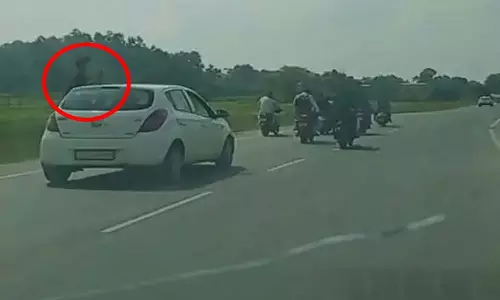 खतरनाक स्टंट का वीडियो वायरल: तेज रफ्तार कार और बाइक से मौत को दावत दे रहे युवक खतरनाक स्टंट का वीडियो वायरल: तेज रफ्तार कार और बाइक से मौत को दावत दे रहे युवक
