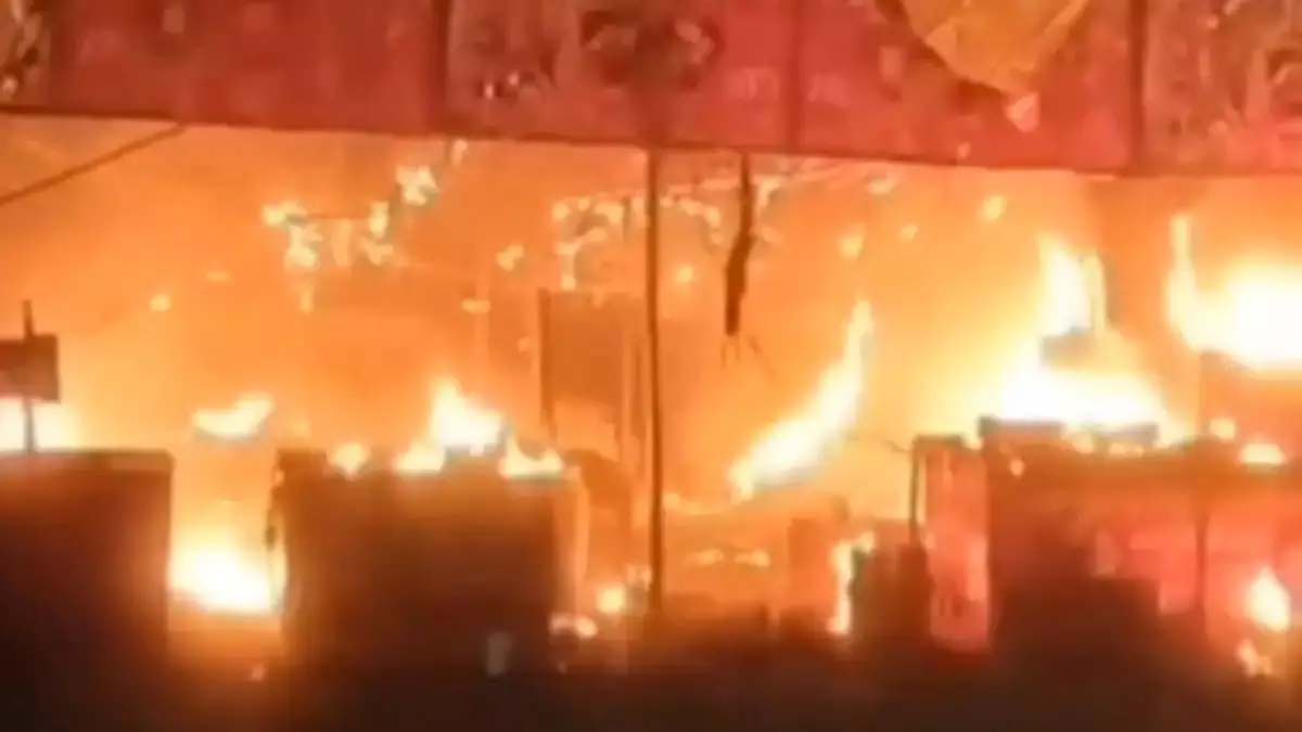 Up News: पटाखा मार्केट में भीषण आग, 70 दुकानें जलकर खाक Up News: पटाखा मार्केट में भीषण आग, 70 दुकानें जलकर खाक