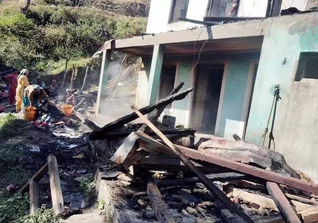 Himachal Pradesh: आग में दो मंजिला मकान पूरी तरह जलकर खाक Himachal Pradesh: आग में दो मंजिला मकान पूरी तरह जलकर खाक
