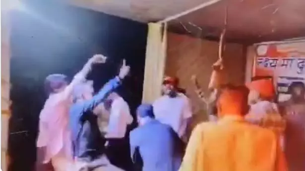 बलरामपुर में बंदूक और पिस्टल लहराया गया, वीडियो हुआ वायरल बलरामपुर में बंदूक और पिस्टल लहराया गया, वीडियो हुआ वायरल