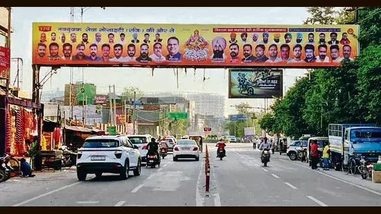 Ludhiana: अवैध बैनरों के नीचे यातायात संकेत गायब Ludhiana: अवैध बैनरों के नीचे यातायात संकेत गायब