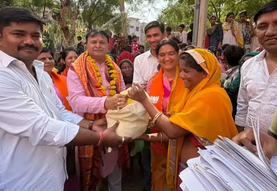 Jaipur: BJP जयपुर शहर ने बस्ती में मनाया दीपावली उत्सव Jaipur: BJP जयपुर शहर ने बस्ती में मनाया दीपावली उत्सव