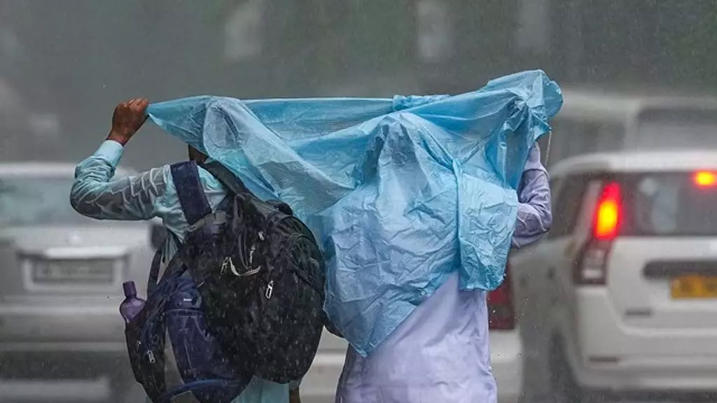Tamil Nadu : आज 18 जिलों में भारी बारिश की येलो वॉर्निंग Tamil Nadu : आज 18 जिलों में भारी बारिश की येलो वॉर्निंग