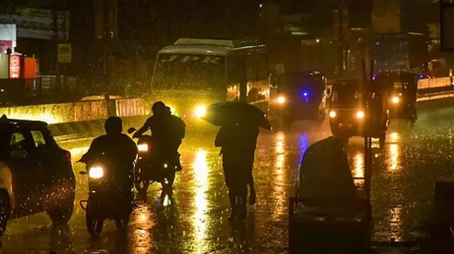 Tamil Nadu : रात में 20 जिलों में बारिश की संभावना Tamil Nadu : रात में 20 जिलों में बारिश की संभावना