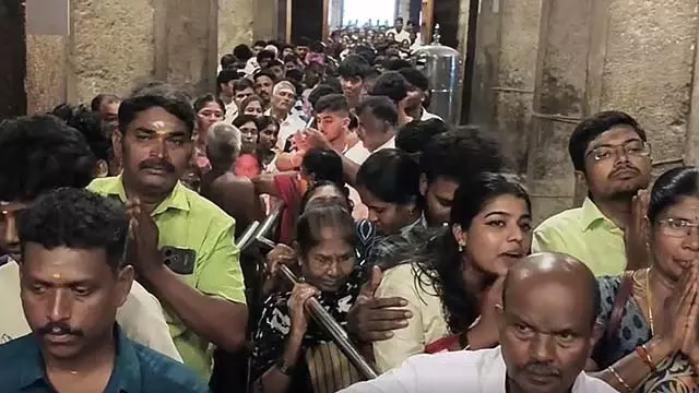 Diwali : तंजावुर के बड़े मंदिर में भक्तों की भीड़ Diwali : तंजावुर के बड़े मंदिर में भक्तों की भीड़