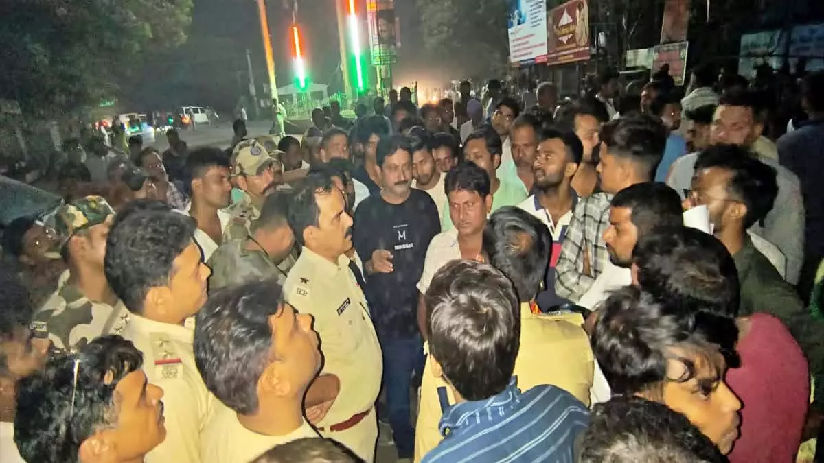 दो युवकों के शव मिलने से हड़कंप, हत्या की आशंका, स्थानीय लोगों की भीड़ घटनास्थल पर जुटी दो युवकों के शव मिलने से हड़कंप, हत्या की आशंका, स्थानीय लोगों की भीड़ घटनास्थल पर जुटी