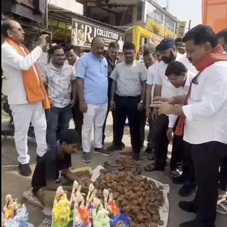 गृहमंत्री विजय शर्मा ने दीपावली के अवसर पर स्वदेशी वस्तुओं की खरीदारी की गृहमंत्री विजय शर्मा ने दीपावली के अवसर पर स्वदेशी वस्तुओं की खरीदारी की
