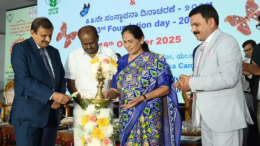 Karnataka ; केंद्रीय मंत्री ने किसानों से धान और रागी के साथ दालें उगाने की अपील की Karnataka ; केंद्रीय मंत्री ने किसानों से धान और रागी के साथ दालें उगाने की अपील की