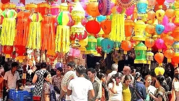 Mumbai : दिवाली की खुशियों ने महंगाई को मात दी, बाजारों में उमड़े खरीदार Mumbai : दिवाली की खुशियों ने महंगाई को मात दी, बाजारों में उमड़े खरीदार