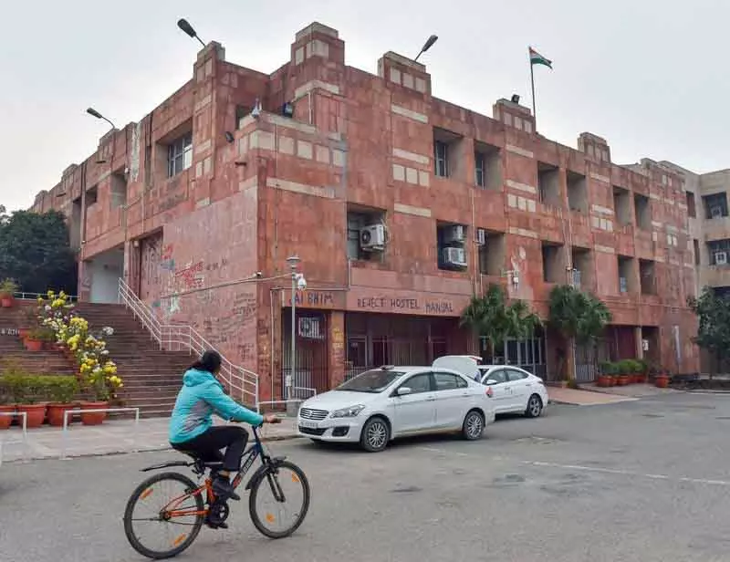 जेएनयू प्रदर्शन में हिंसा, छह छात्रों पर FIR; शिक्षकों ने पुलिस कार्रवाई की निंदा की जेएनयू प्रदर्शन में हिंसा, छह छात्रों पर FIR; शिक्षकों ने पुलिस कार्रवाई की निंदा की