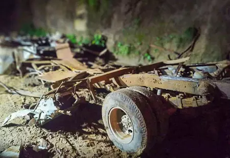 खाई में ट्रैक्टर-ट्रॉली के गिरने से दो बच्चों समेत तीन की मौत, 22 घायल खाई में ट्रैक्टर-ट्रॉली के गिरने से दो बच्चों समेत तीन की मौत, 22 घायल