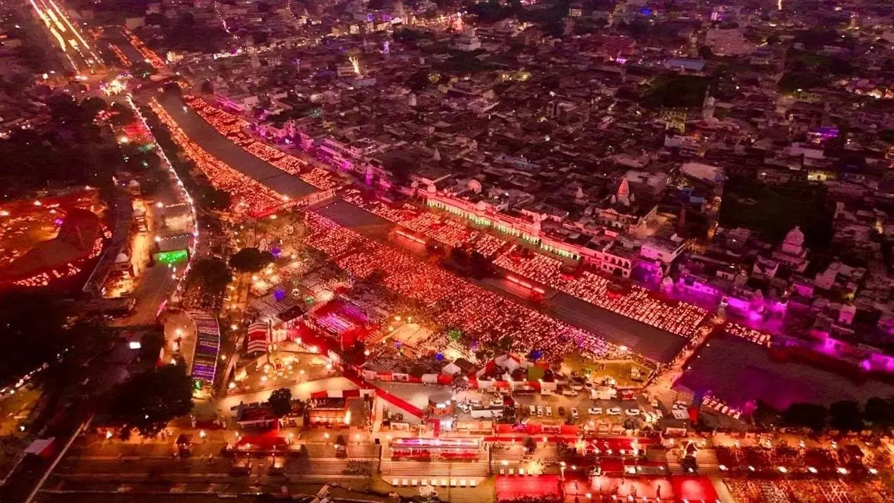 Ayodhya: ‘जय श्रीराम’ की गूंज, लेजर शो, 26 लाख दीए और जगमगाते सरयू के घाट Ayodhya: ‘जय श्रीराम’ की गूंज, लेजर शो, 26 लाख दीए और जगमगाते सरयू के घाट