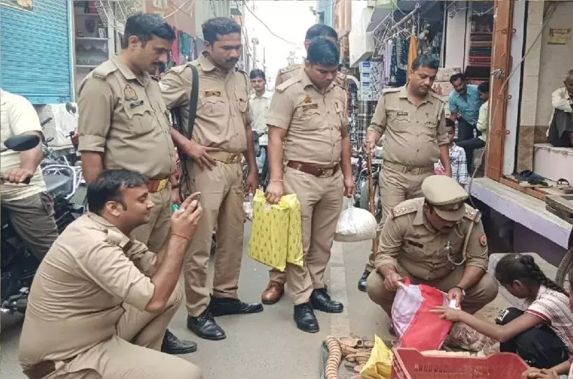 Kayamganj: पुलिस की पहल से बेटियों के लिए रोशन हुई दीपावली Kayamganj: पुलिस की पहल से बेटियों के लिए रोशन हुई दीपावली