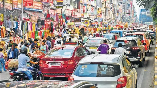 Noida में दिवाली की भीड़ के बीच सेक्टर 18 की सड़क पर भारी ट्रैफिक जाम Noida में दिवाली की भीड़ के बीच सेक्टर 18 की सड़क पर भारी ट्रैफिक जाम