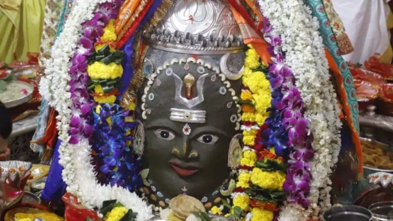 Mahakaleshwar:रूप चतुर्दशी पर ऐसे हुआ महाकाल का श्रृंगार, भस्म आरती में मनी दिवाली Mahakaleshwar:रूप चतुर्दशी पर ऐसे हुआ महाकाल का श्रृंगार, भस्म आरती में मनी दिवाली