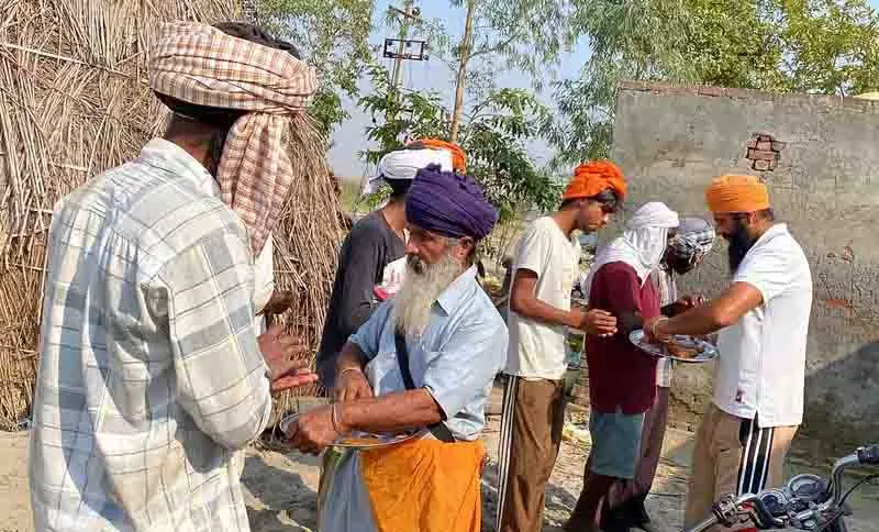 दिवाली का उत्साह, Kapurthala के बाढ़ प्रभावित गांवों में बेसन की बर्फी और मिठाइयां परोसी गईं, स्वयंसेवक दिवाली का उत्साह, Kapurthala के बाढ़ प्रभावित गांवों में बेसन की बर्फी और मिठाइयां परोसी गईं, स्वयंसेवक