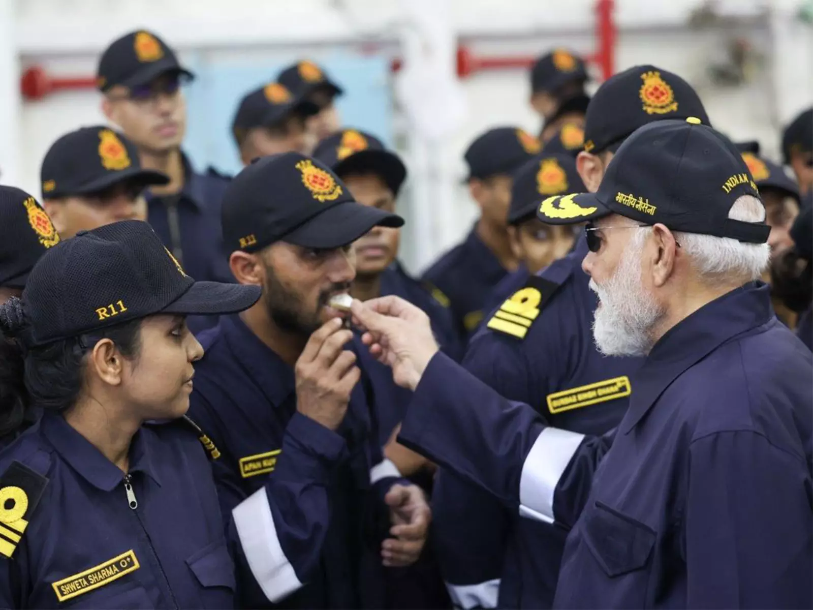 प्रधानमंत्री मोदी ने INS विक्रांत पर नौसैनिकों संग मनाई दिवाली प्रधानमंत्री मोदी ने INS विक्रांत पर नौसैनिकों संग मनाई दिवाली