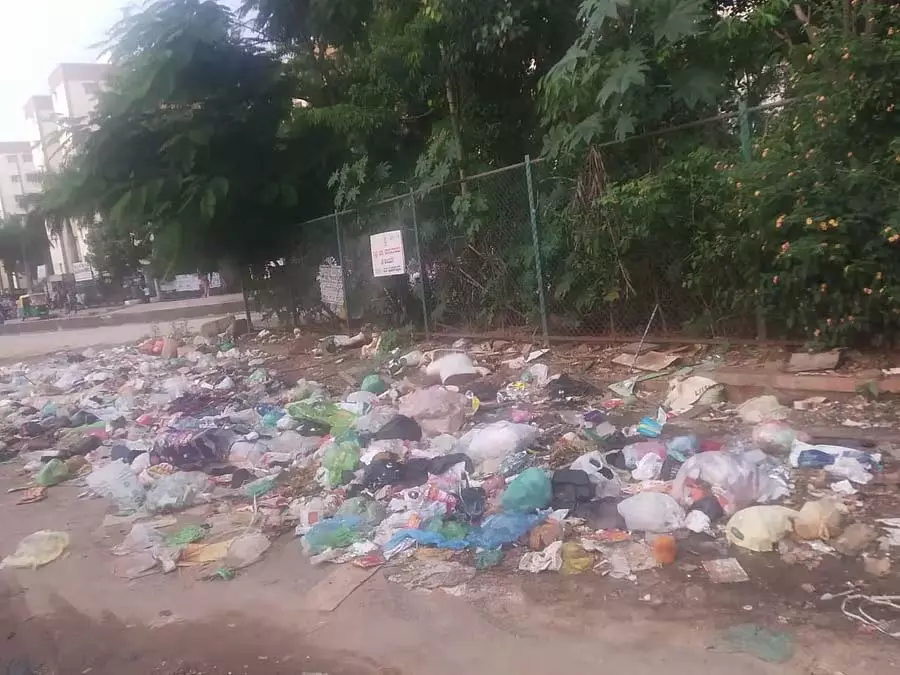 Bangalore : फुटपाथ पर कचरे के ढेर Bangalore : फुटपाथ पर कचरे के ढेर