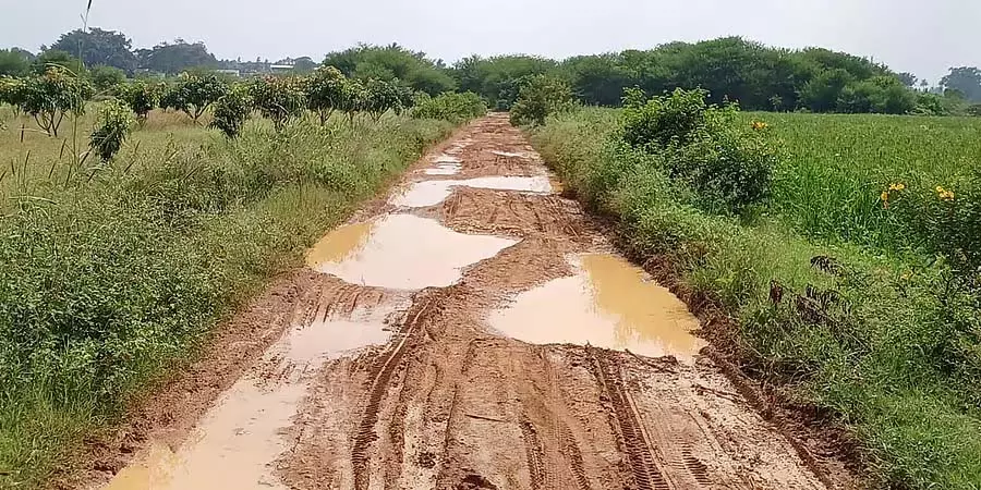 Shidlaghatta : ग्रामीण सड़कों को डेवलपमेंट लक की ज़रूरत है Shidlaghatta : ग्रामीण सड़कों को डेवलपमेंट लक की ज़रूरत है