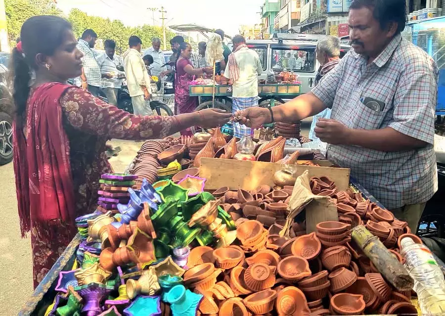 बागेपल्ली रोशनी का त्योहार: व्यापार में उछाल बागेपल्ली रोशनी का त्योहार: व्यापार में उछाल