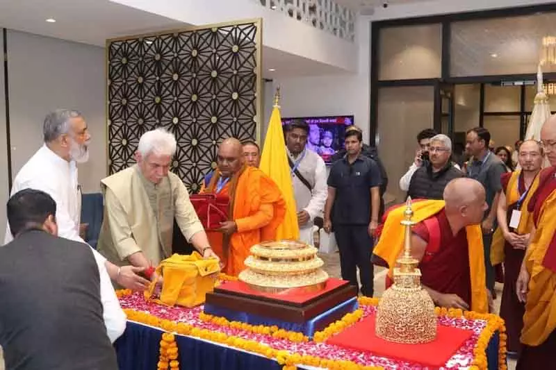 Jammu and Kashmir के उपराज्यपाल गौतम बुद्ध के पवित्र अवशेषों के साथ दिल्ली पहुंचे Jammu and Kashmir के उपराज्यपाल गौतम बुद्ध के पवित्र अवशेषों के साथ दिल्ली पहुंचे