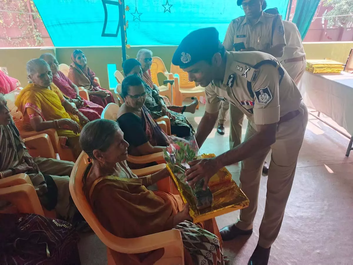 Indore : शहर की पुलिस ने बुज़ुर्गों को परिवार जैसा दिवाली का अनुभव दिया Indore : शहर की पुलिस ने बुज़ुर्गों को परिवार जैसा दिवाली का अनुभव दिया