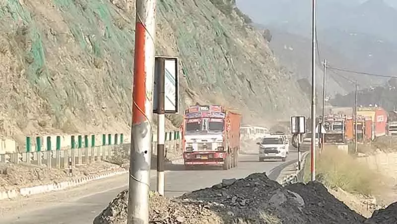 एनएच-44 खुला, लेकिन Ramban, बनिहाल के बीच यातायात धीमा एनएच-44 खुला, लेकिन Ramban, बनिहाल के बीच यातायात धीमा