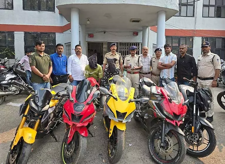 Bhopal : पुलिस ने एक महीने में 118 चोरी हुए दोपहिया वाहन बरामद किए Bhopal : पुलिस ने एक महीने में 118 चोरी हुए दोपहिया वाहन बरामद किए