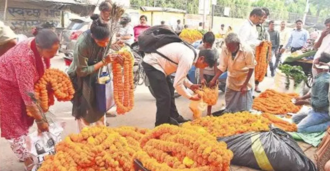 Bareilly में दीपोत्सव पर फूलों की बिक्री ने तोड़ा रिकॉर्ड Bareilly में दीपोत्सव पर फूलों की बिक्री ने तोड़ा रिकॉर्ड