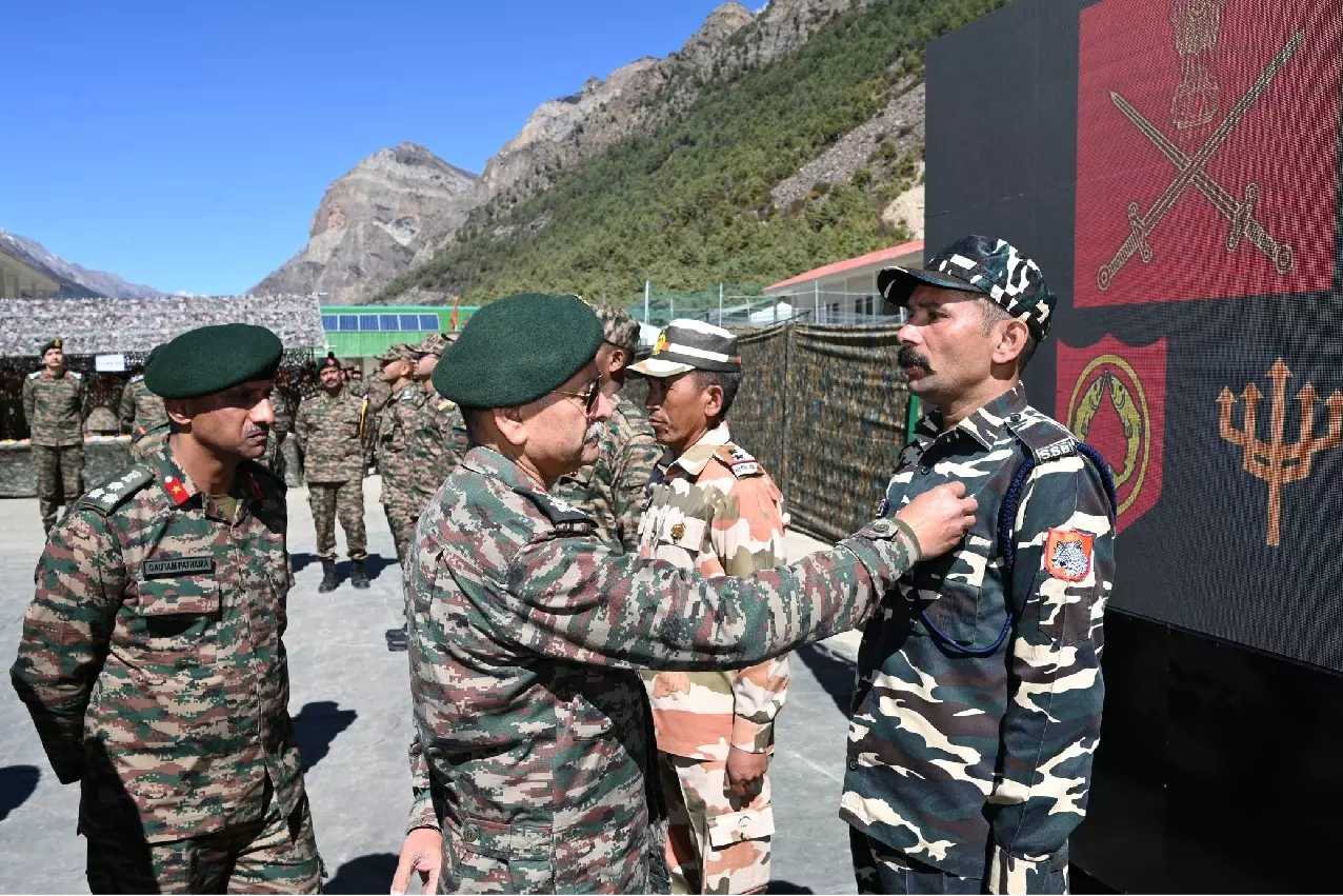 रक्षा मंत्री व सेना प्रमुख ने दी दिवाली की बधाई, शहीदों को याद रखने का संदेश रक्षा मंत्री व सेना प्रमुख ने दी दिवाली की बधाई, शहीदों को याद रखने का संदेश